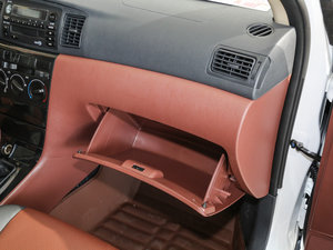 2012款节能版 1.5L 手动标准型 手套箱
