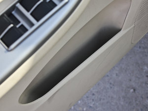 2012款1.5L 手动豪华版 前门储物空间