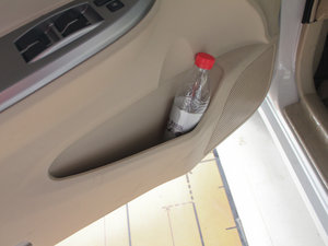 2012款1.5L 手动尊贵版 前门储物空间