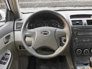 2012款1.5L 手动舒适版 中控区