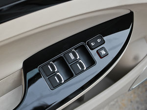2012款1.5L 手动豪华版 主驾车窗控制区	