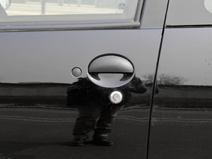 2012款1.0L 手动悦酷版 主驾门拉手