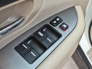 2013款2.4L 自动尊享版 主驾车窗控制区	