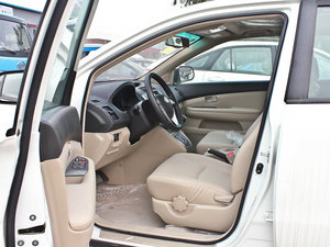 2013款2.4L 自动尊享版 前排空间