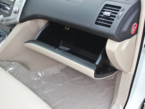2013款2.4L 自动尊享版 手套箱