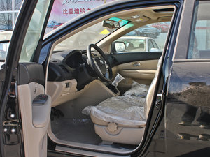 2013款2.0L 手动尊贵版 前排空间