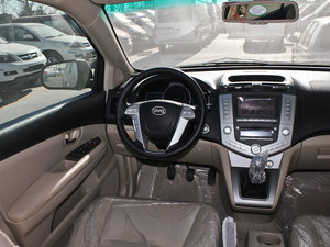 2013款2.0L 手动尊贵版 中控区