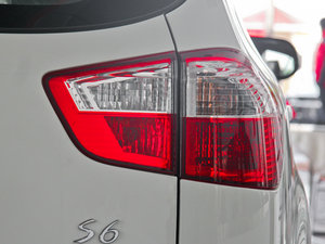 2013款劲悦版 2.0L 手动精英型 尾灯