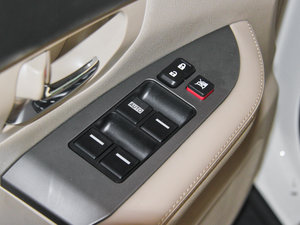 2013款劲悦版 2.0L 手动精英型 主驾车窗控制区	