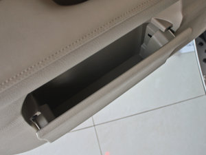 2013款2.4L 自动尊荣版 前门储物空间