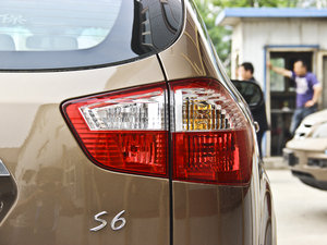 2013款白金版 2.4L 手动精英型 尾灯