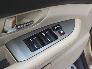 2013款白金版 2.4L 手动精英型 主驾车窗控制区	