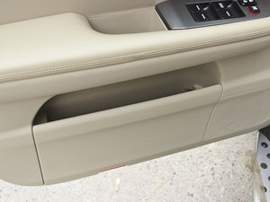 2013款白金版 2.4L 手动精英型 前门储物空间