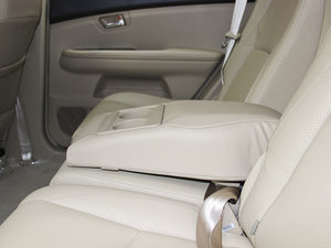 2013款白金版 2.4L 手动精英型 后排中央扶手