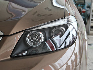2013款白金版 2.0L 手动尊贵型 大灯
