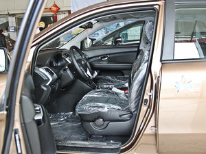 2013款白金版 2.0L 手动尊贵型 前排空间