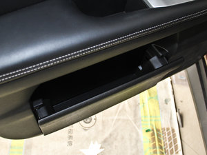 2013款白金版 2.0L 手动尊贵型 前门储物空间