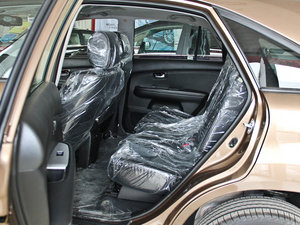 2013款白金版 2.0L 手动尊贵型 后排空间