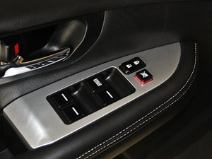 2013款白金版 2.0L 手动尊贵型 主驾车窗控制区	