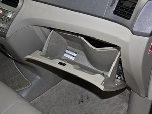 2013款2.4L 手动尊贵版 手套箱