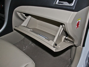 2014款1.5L 手动尊贵版 手套箱