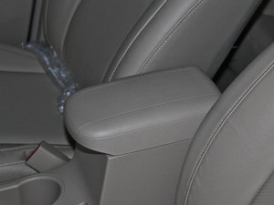 2014款1.5L 手动尊贵版 中央扶手箱