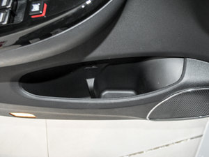 2014款1.5L 手动尊贵版 前门储物空间