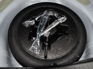 2015款1.5L 自动豪华型 备胎