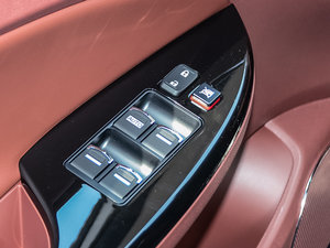 2015款1.5L 手动豪华型 主驾车窗控制区	