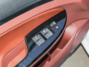 2015款改款 1.5L 手动舒适型 主驾车窗控制区	