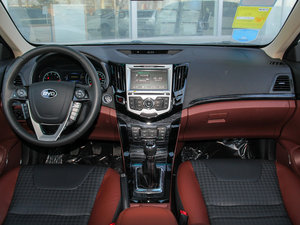 2015款改款 1.5L 手动舒适型 内饰全景