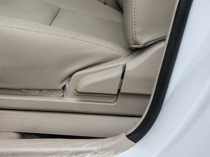 2015款节能版 1.5L 手动豪华型 主驾驶座椅调节