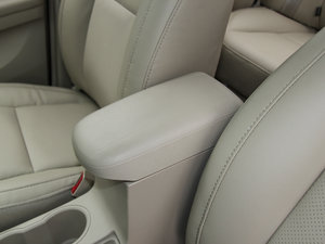 2015款节能版 1.5L 手动豪华型 中央扶手箱