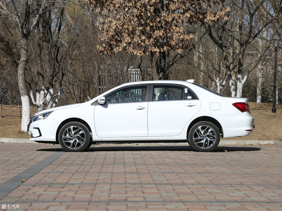 比亞迪汽車2017款秦100