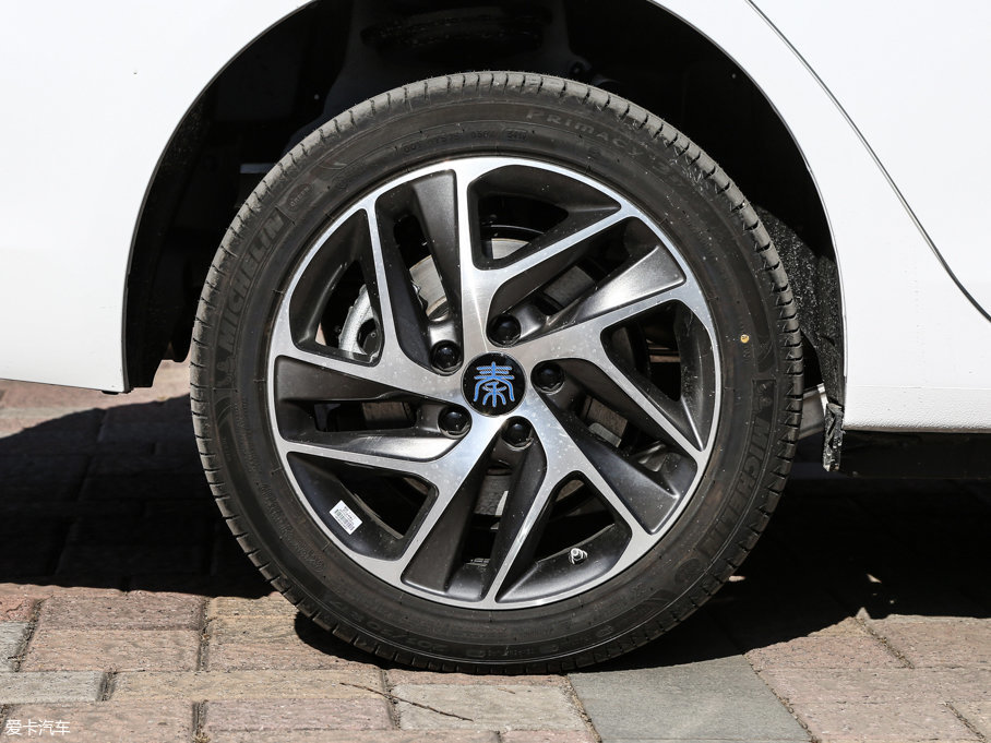 比亞迪汽車2017款秦100