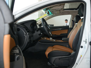 2017款1.5T 尊贵版 前排空间