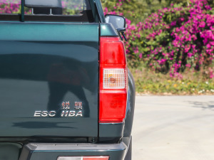 2021款2.4T 两驱小康版标箱 柴油 尾灯