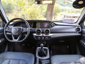 2021款2.4T 两驱小康版标箱 柴油 内饰全景