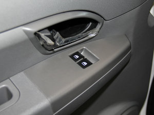 2014款1.5L 手动标准版 7座 国V 主驾车窗控制区	