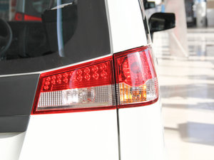 2014款1.5L 手动标准版 7座 国V 尾灯
