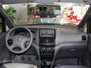 2014款1.5L 手动标准版 7座 国V 内饰全景
