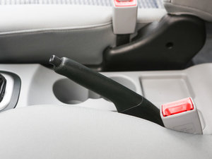 2016款1.5L 手动标准型 7座 驻车制动器