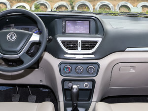 2016款1.6L 手动豪华型 7座 中控台
