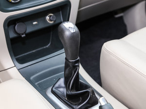 2016款1.6L 手动豪华型 7座 换挡杆