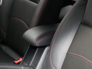2016款1.5L 手动e动版 中央扶手箱