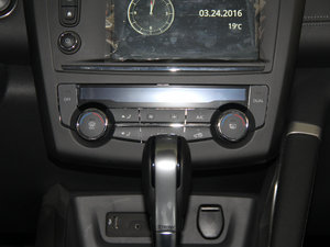 2016款2.0L 两驱尊贵版 中控区