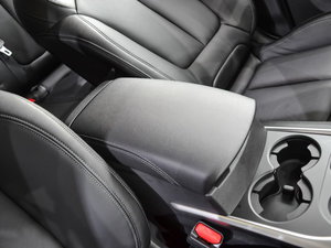 2016款2.0L 两驱豪华版 中央扶手箱