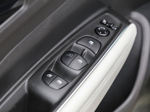 2017款2.5L 四驱旗舰版 主驾车窗控制区	
