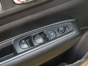 2017款2.0L 两驱领先版 主驾车窗控制区	