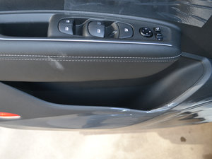 2017款2.5L 四驱尊贵版 前门储物空间